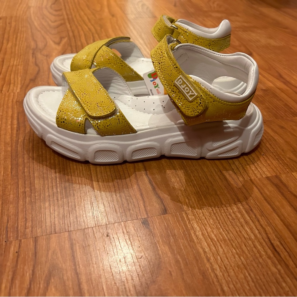 New Girl’s sandals with arch support white yellow 
 Size 4 Big kid